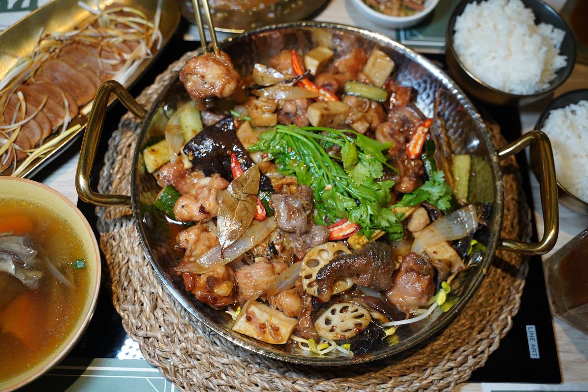 【西門町聚餐餐廳推薦】產地直送優質紅羽土公雞 十八種香料宇宙最強辣汁 大四喜麻辣雞公煲