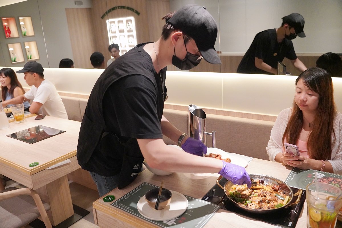 【西門町聚餐餐廳推薦】產地直送優質紅羽土公雞 十八種香料宇宙最強辣汁 大四喜麻辣雞公煲
