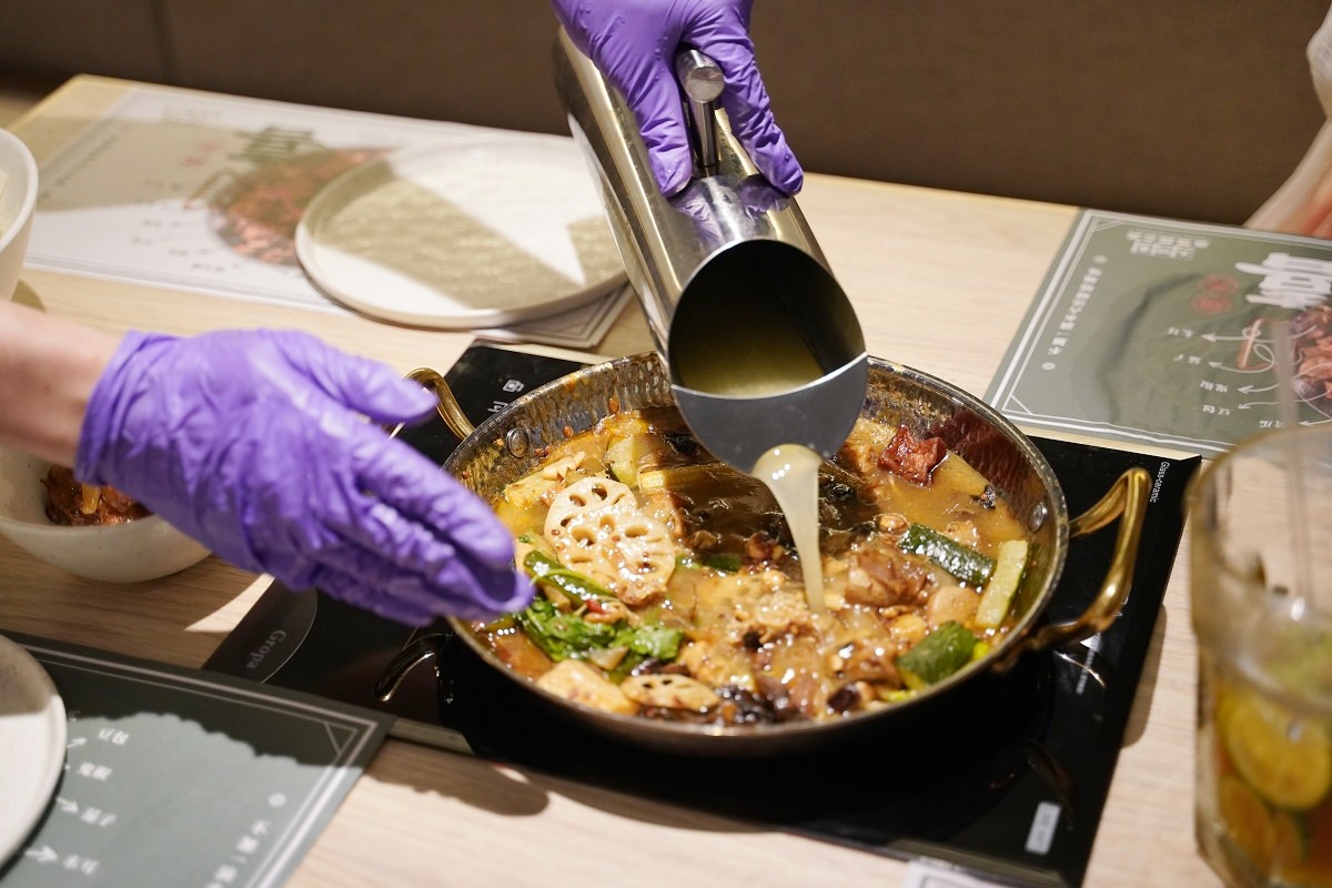 【西門町聚餐餐廳推薦】產地直送優質紅羽土公雞 十八種香料宇宙最強辣汁 大四喜麻辣雞公煲