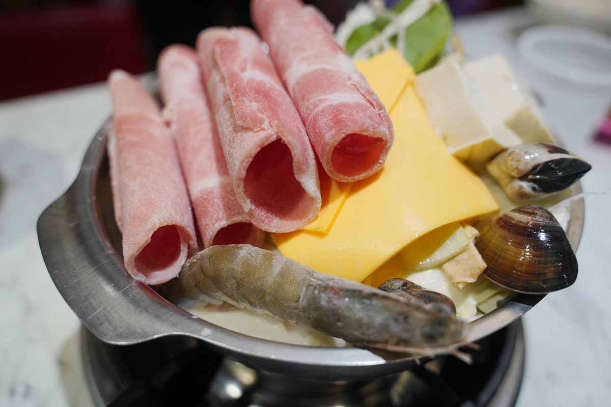 【親愛的創意精緻佰元鍋物忠孝店】內壢小火鍋推薦 滷肉飯王子麵飲料吃到飽 前食鼎香自助健康鍋