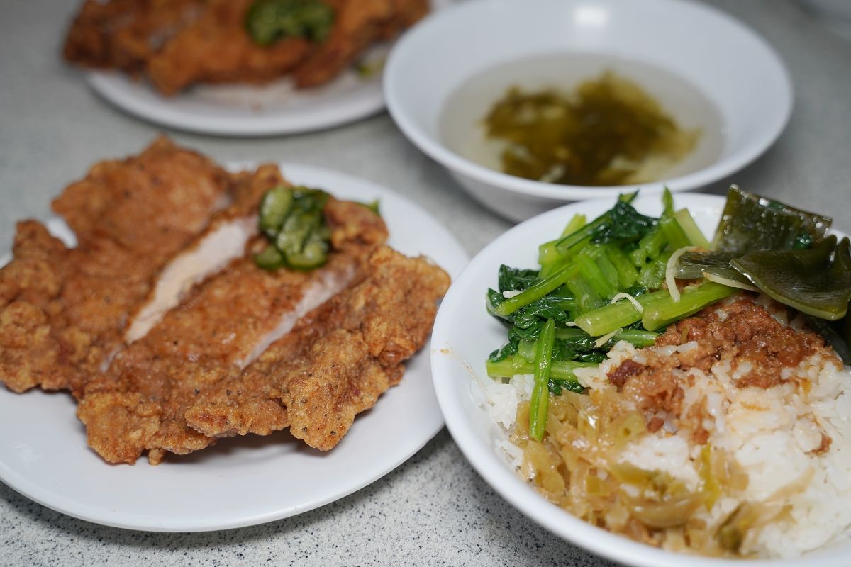 【萬年商業大樓美食推薦】創立於1973年 美味必點排骨飯/咖哩雞腿飯 金園排骨萬年店