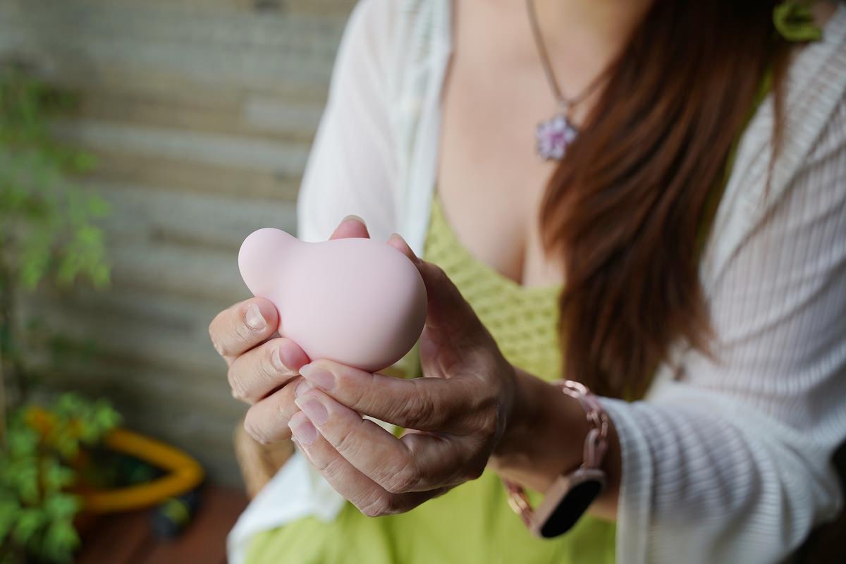 【iroha 女性成人用品】私密呵護自我愉悅用具大推薦 紅點設計大獎 可完全貼合使用 前端集中振動直傳樂趣