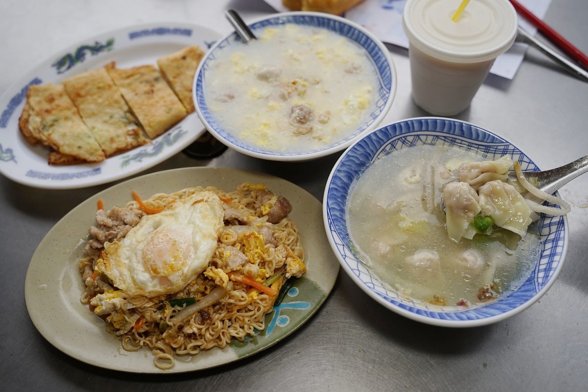 【金門金沙美食推薦】開業於1932年 必吃廣東粥炒泡麵 遠來興小吃店