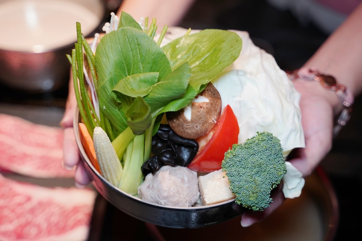 【台北小巨蛋美食推薦】韓系夜店風舒適用餐環境 真材實料拼盤套餐 功殿火鍋敦南店