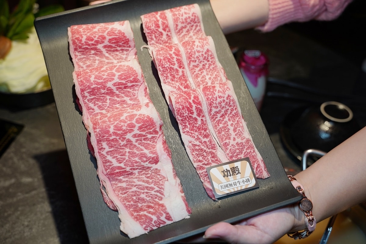 【台北小巨蛋美食推薦】韓系夜店風舒適用餐環境 真材實料拼盤套餐 功殿火鍋敦南店