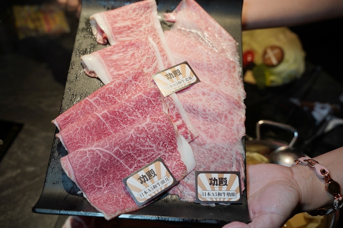 【台北小巨蛋美食推薦】韓系夜店風舒適用餐環境 真材實料拼盤套餐 功殿火鍋敦南店