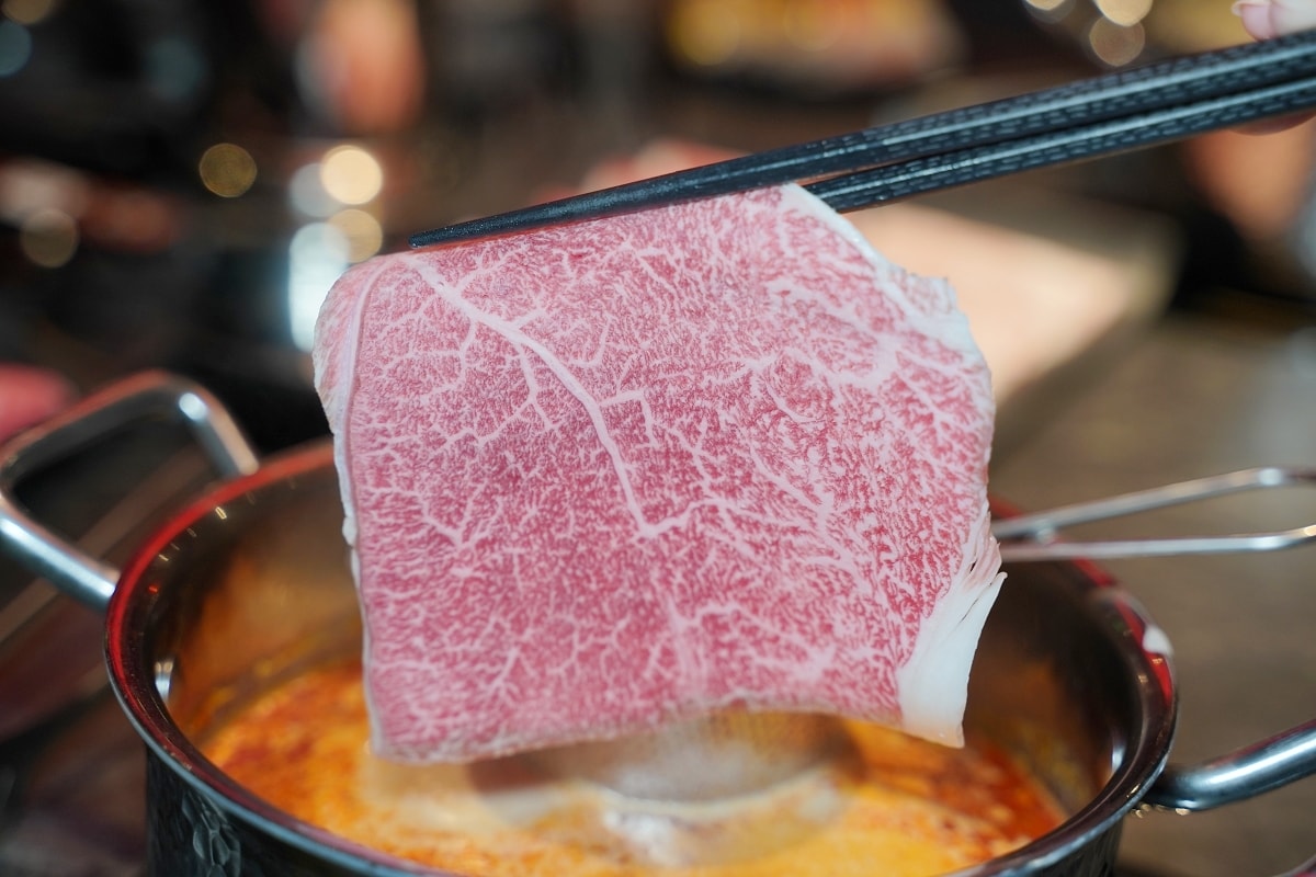 【台北小巨蛋美食推薦】韓系夜店風舒適用餐環境 真材實料拼盤套餐 功殿火鍋敦南店