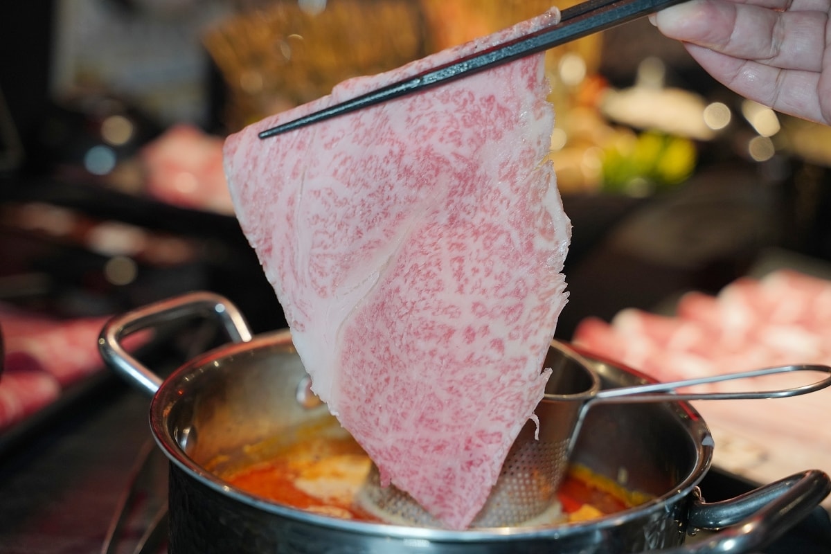 【台北小巨蛋美食推薦】韓系夜店風舒適用餐環境 真材實料拼盤套餐 功殿火鍋敦南店
