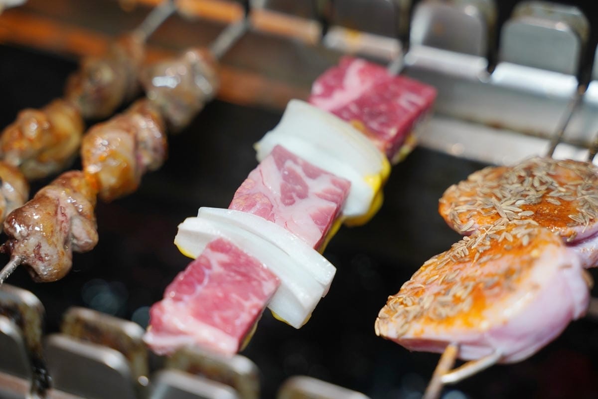 【羊騷殿台北西門町店】自動旋轉燒烤羊肉串 台北西門町聚餐好選擇 麒麟生啤酒無限暢飲喝到飽