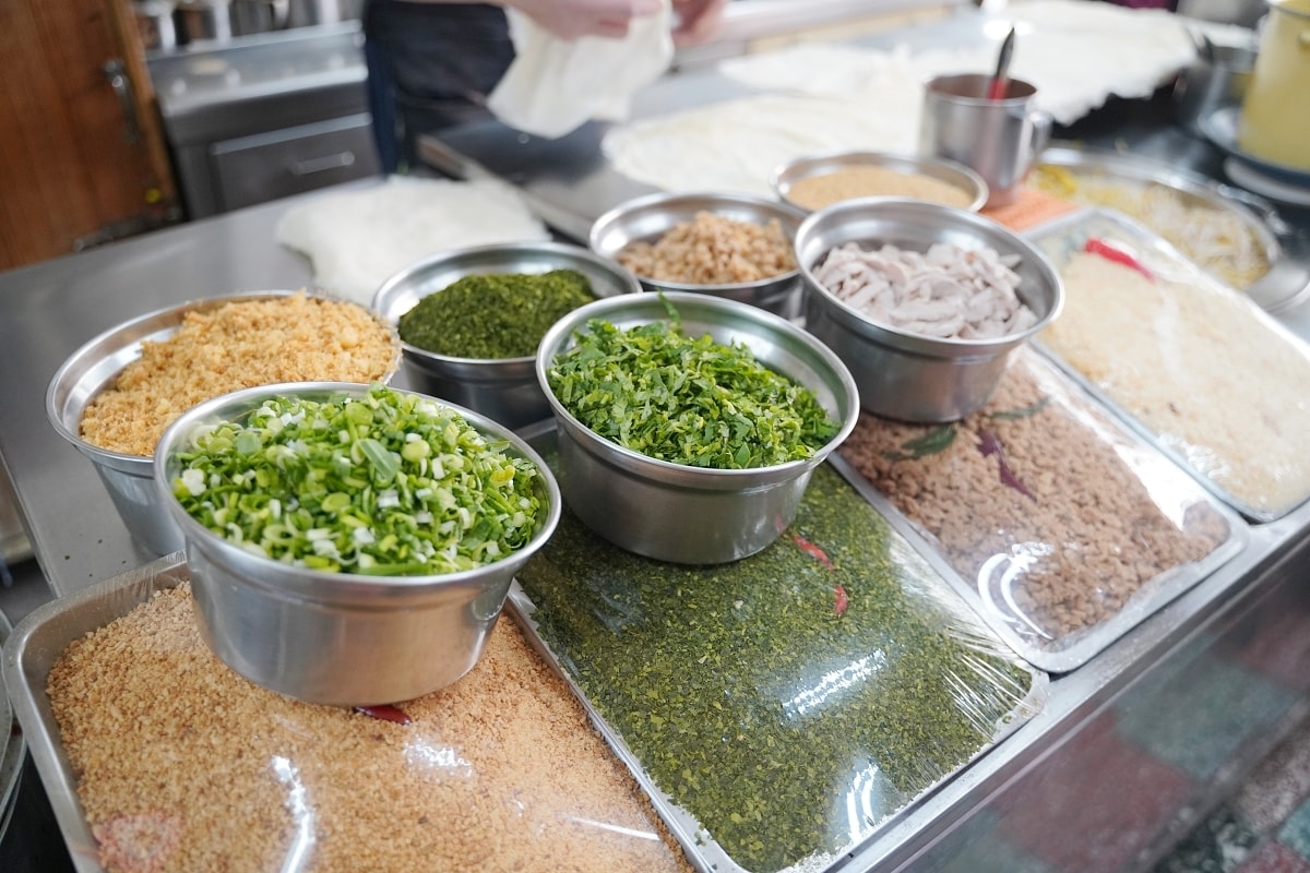 【桃園景福宮美食推薦】桃園在地70年潤餅老店 特殊咖哩蘿蔔絲+香氣四溢虎提海苔 阿和潤餅城