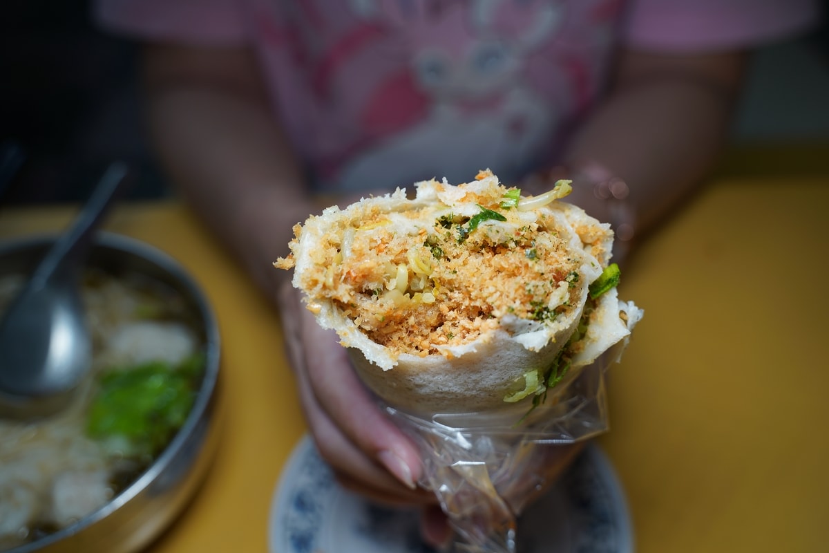 【桃園景福宮美食推薦】桃園在地70年潤餅老店 特殊咖哩蘿蔔絲+香氣四溢虎提海苔 阿和潤餅城