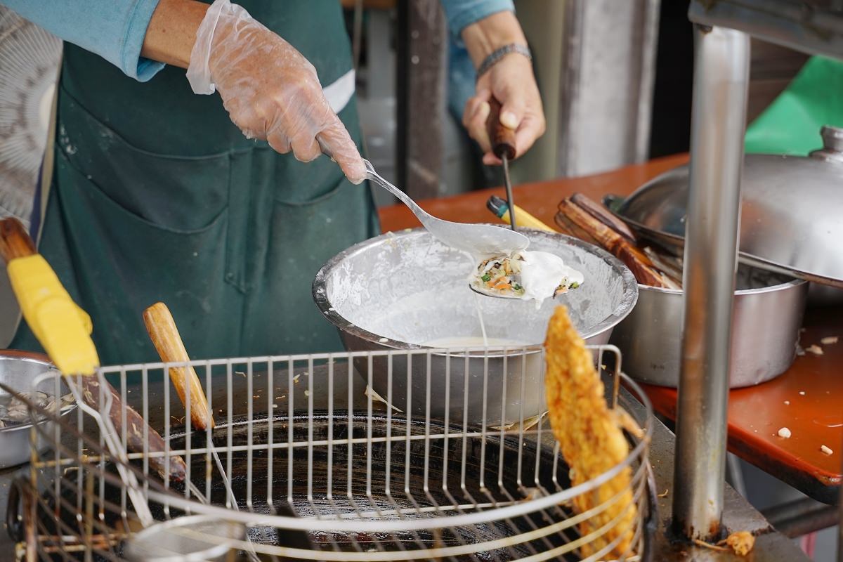 【宜蘭南方澳美食推薦】南方澳人氣排隊美食好選擇 現點現炸酥脆蝦餅 南方澳無名蝦餅蚵嗲蘿蔔糕