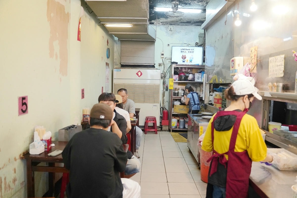 【北大荒水餃店】台北南港超人氣水餃店 巨無霸水餃乾拌熱麵大胃王最愛 創始於1990年燻醬滷 - 第4張圖 【北大荒水餃店】台北南港超人氣水餃店 巨無霸水餃乾拌熱麵大胃王最愛 創始於1990年燻醬滷