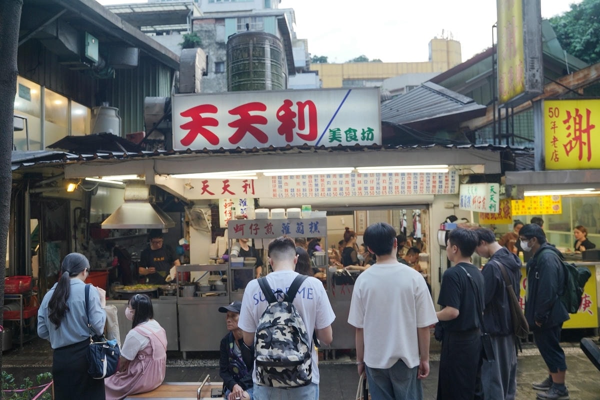【天天利美食坊】台北西門町超人氣美食 國外遊客最愛台灣小吃店 美味必點半熟荷包蛋滷肉飯 - 第1張圖 【天天利美食坊】台北西門町超人氣美食 國外遊客最愛台灣小吃店 美味必點半熟荷包蛋滷肉飯