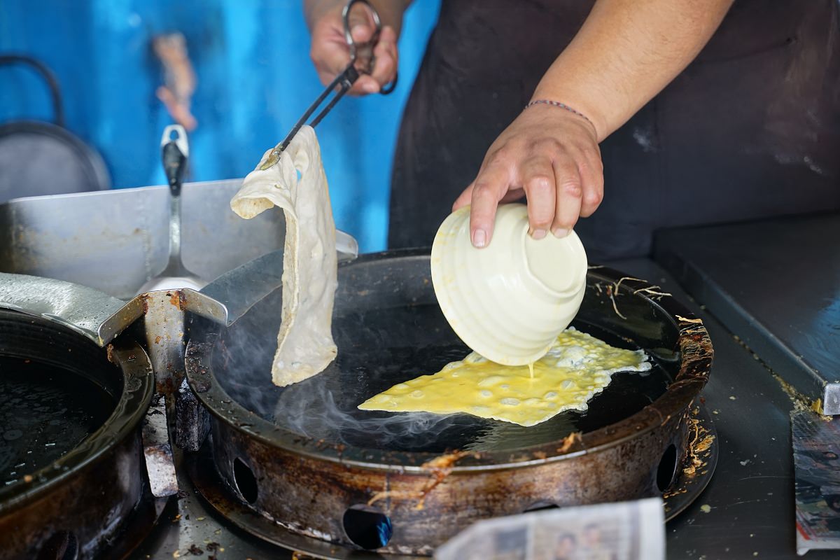 【大園蛋餅推薦】桃園超人氣排隊美食 超美味桃園蛋餅攤車 大園手工報紙蛋餅