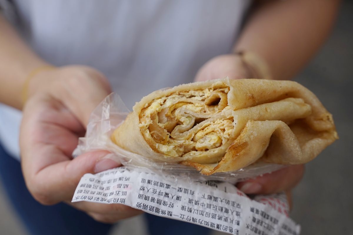 【大園蛋餅推薦】桃園超人氣排隊美食 超美味桃園蛋餅攤車 大園手工報紙蛋餅