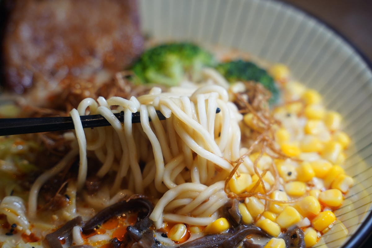 【香知有素】中原大學素食餐廳推薦 全桃園最好吃的素拉麵 內用限定免費加湯加麵超佛心