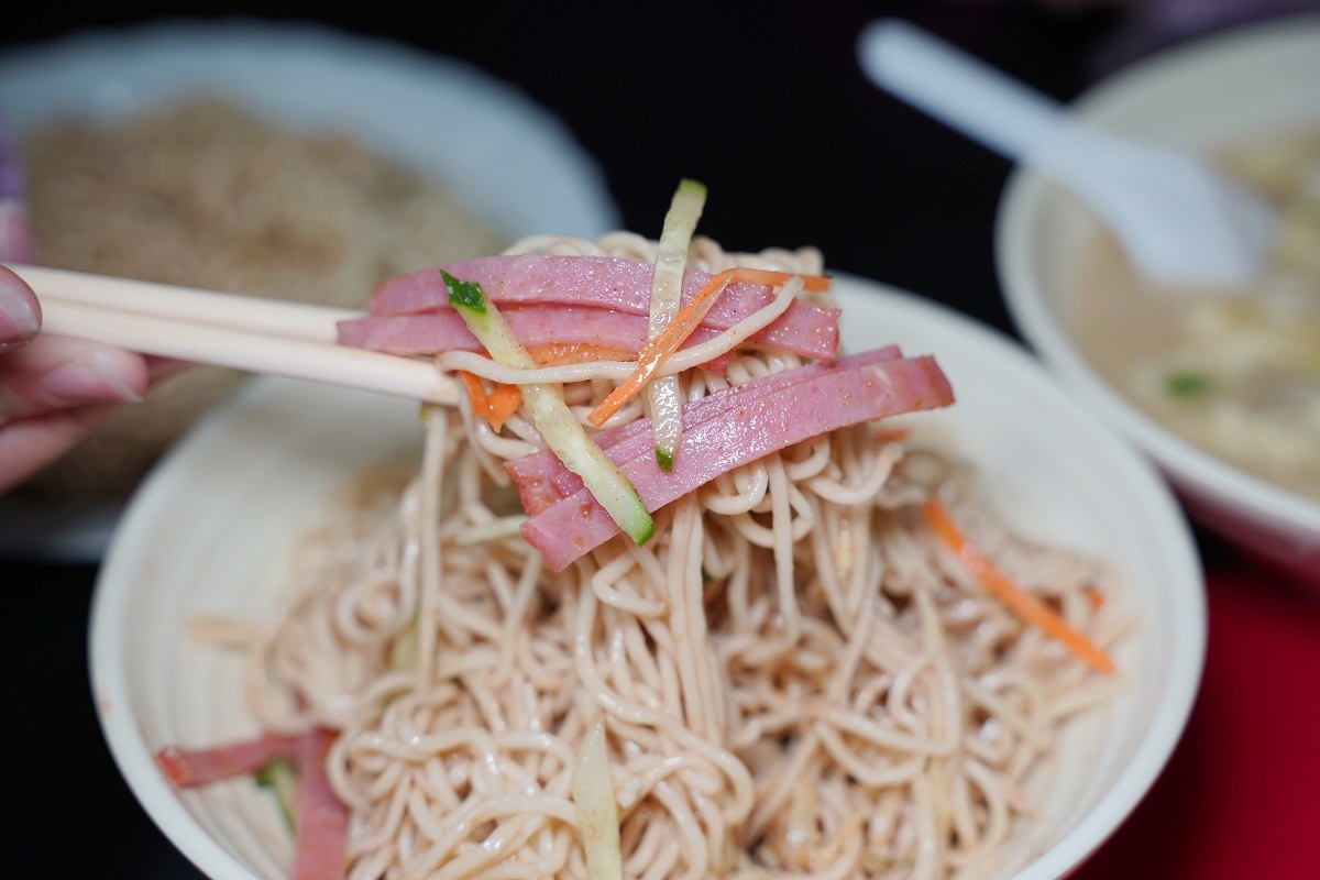 【桃園涼麵推薦】桃園人從小吃到大 學生必吃回憶美食 桃園名產可口涼麵總店