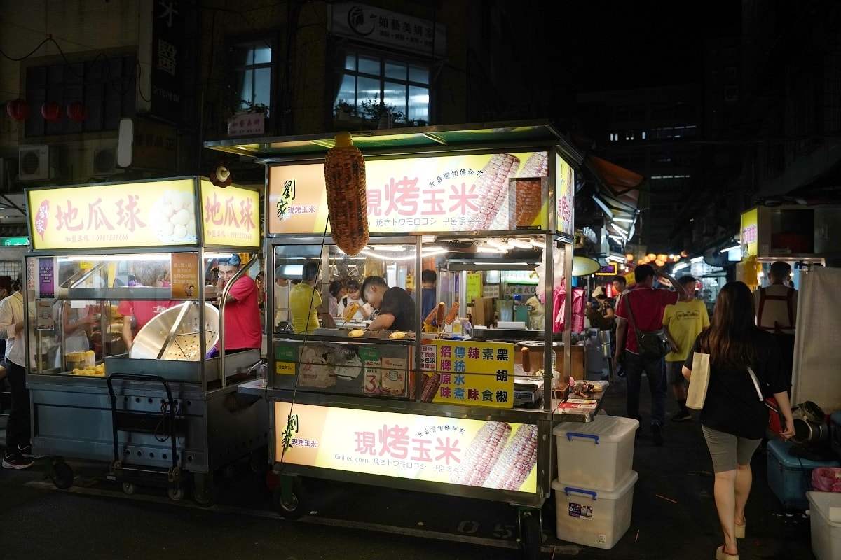 【饒河街觀光夜市小吃推薦】糯米種+珍珠種配種玉米 先水煮火烤最佳風味 劉家玉珍珠現烤玉米