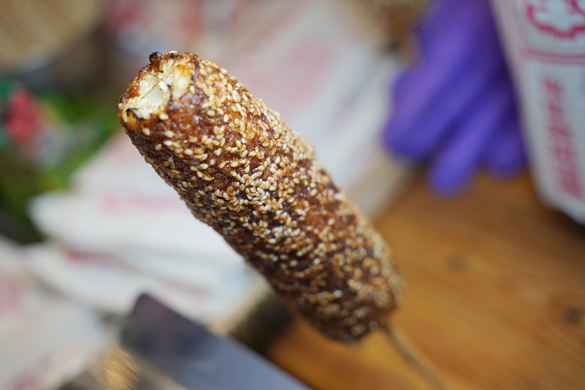 【饒河街觀光夜市小吃推薦】糯米種+珍珠種配種玉米 先水煮火烤最佳風味 劉家玉珍珠現烤玉米