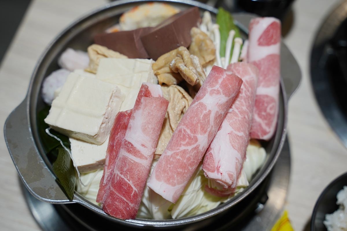 【內壢小火鍋推薦】內壢中華路聚餐好選擇 豐富自助吧滷肉飯王子麵冰淇淋吃到飽 貝貝鍋精緻小火鍋