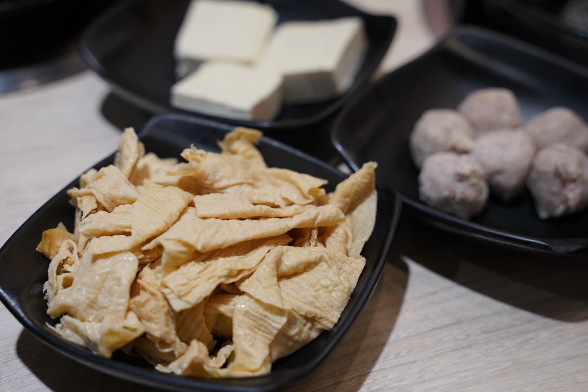 【內壢小火鍋推薦】內壢中華路聚餐好選擇 豐富自助吧滷肉飯王子麵冰淇淋吃到飽 貝貝鍋精緻小火鍋