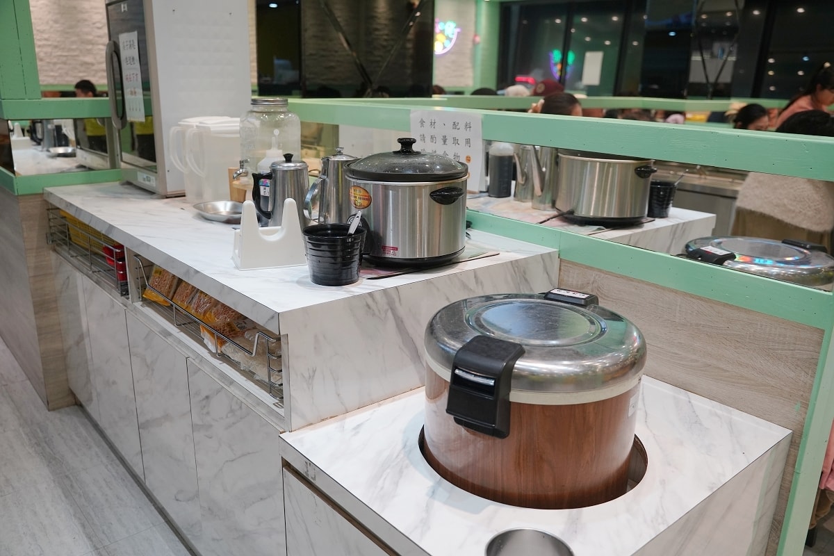 【中壢中園路美食推薦】涼麵/生菜沙拉/滷肉飯/霜淇淋/零食餅乾無限量供應 鍋大佬中園直營店