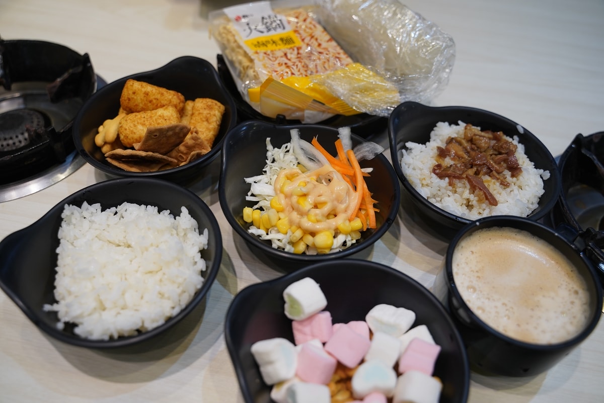 【中壢中園路美食推薦】涼麵/生菜沙拉/滷肉飯/霜淇淋/零食餅乾無限量供應 鍋大佬中園直營店