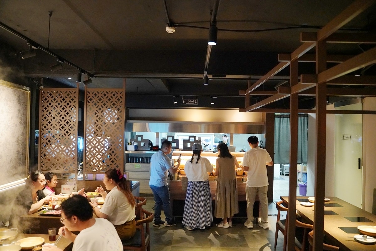 【台中美術園道美食推薦】全台唯一產地直送鮮蔬吃到飽火鍋店 調製獨門醬汁湯底 論石間鍋物台中國美店