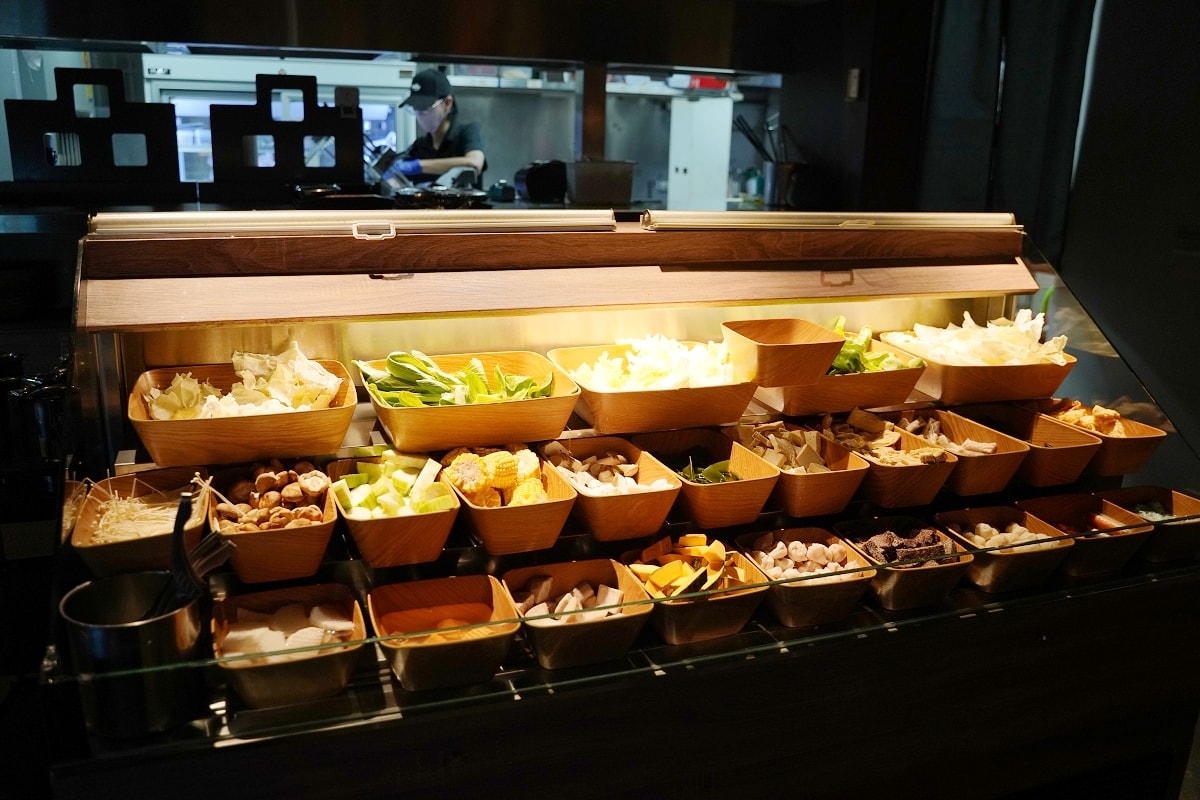 【台中美術園道美食推薦】全台唯一產地直送鮮蔬吃到飽火鍋店 調製獨門醬汁湯底 論石間鍋物台中國美店