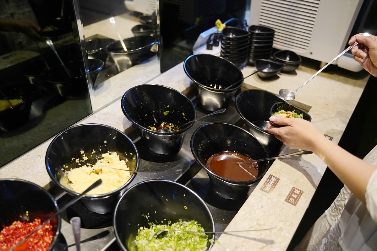 【台中美術園道美食推薦】全台唯一產地直送鮮蔬吃到飽火鍋店 調製獨門醬汁湯底 論石間鍋物台中國美店