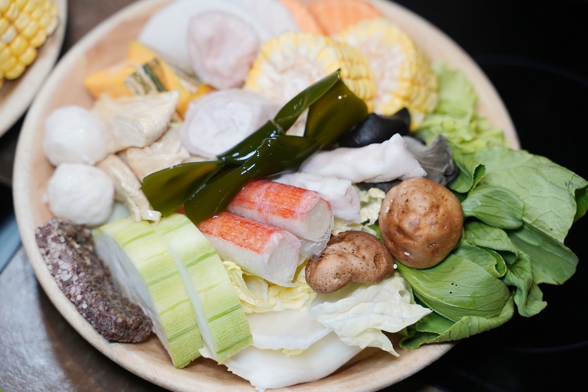 【台中美術園道美食推薦】全台唯一產地直送鮮蔬吃到飽火鍋店 調製獨門醬汁湯底 論石間鍋物台中國美店