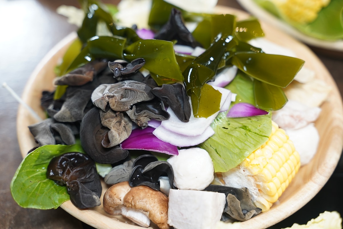 【台中美術園道美食推薦】全台唯一產地直送鮮蔬吃到飽火鍋店 調製獨門醬汁湯底 論石間鍋物台中國美店