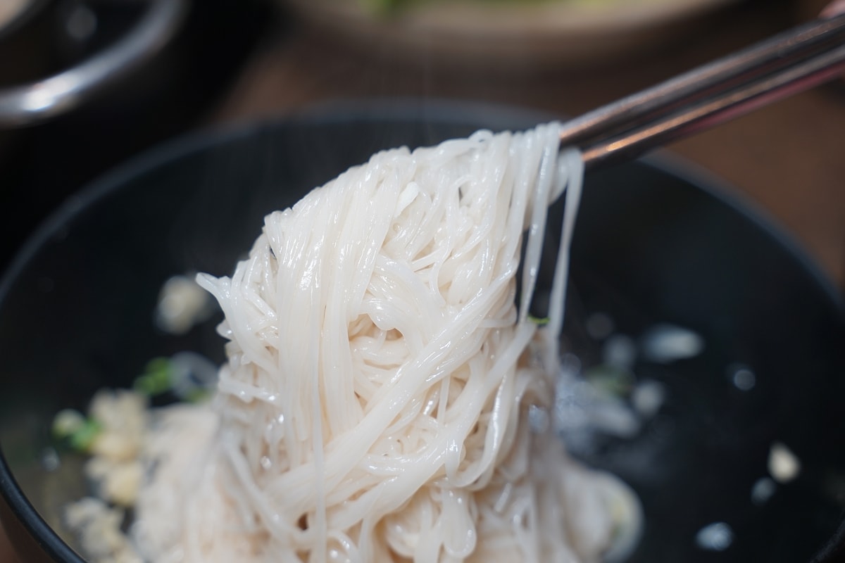 【台中美術園道美食推薦】全台唯一產地直送鮮蔬吃到飽火鍋店 調製獨門醬汁湯底 論石間鍋物台中國美店