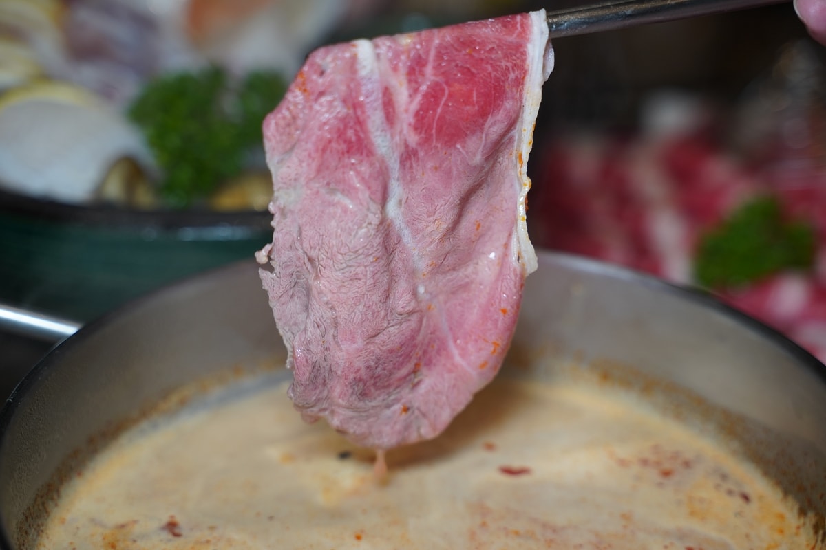 【台中美術園道美食推薦】全台唯一產地直送鮮蔬吃到飽火鍋店 調製獨門醬汁湯底 論石間鍋物台中國美店