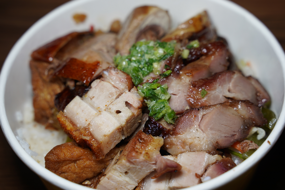 【關記燒臘】內壢八德燒臘便當推薦 部桃醫院天橋下 美味必點四寶飯=油雞+燒鴨+叉燒+脆皮燒肉 - 第9張圖 【關記燒臘】內壢八德燒臘便當推薦 部桃醫院天橋下 美味必點四寶飯=油雞+燒鴨+叉燒+脆皮燒肉