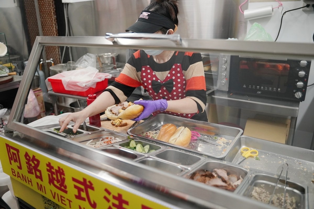 【龍岡越南法國麵包推薦】忠貞市場超浮誇巨無霸份量 阿銘越南法國麵包(原阿箴越南法國麵包)