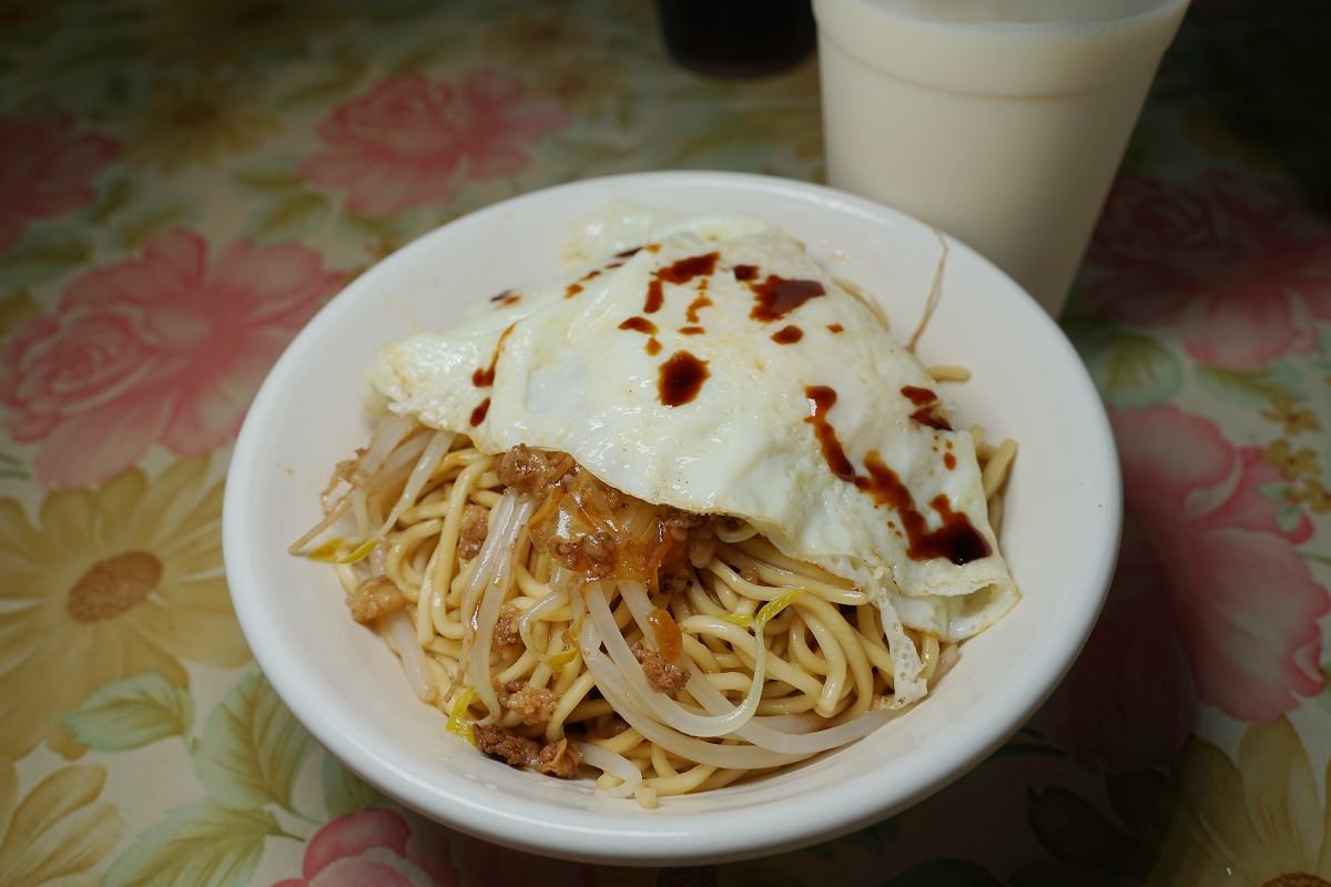 【台中中美街早餐推薦】台中古早味炒麵+綜合湯早餐店 無招牌在地隱藏版中式早餐
