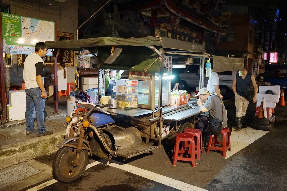 【基隆崁仔頂漁市宵夜推薦】基隆慶安宮深夜神秘麵攤 美味必點油蔥麵/麻醬麵 慶安宮美女麵攤