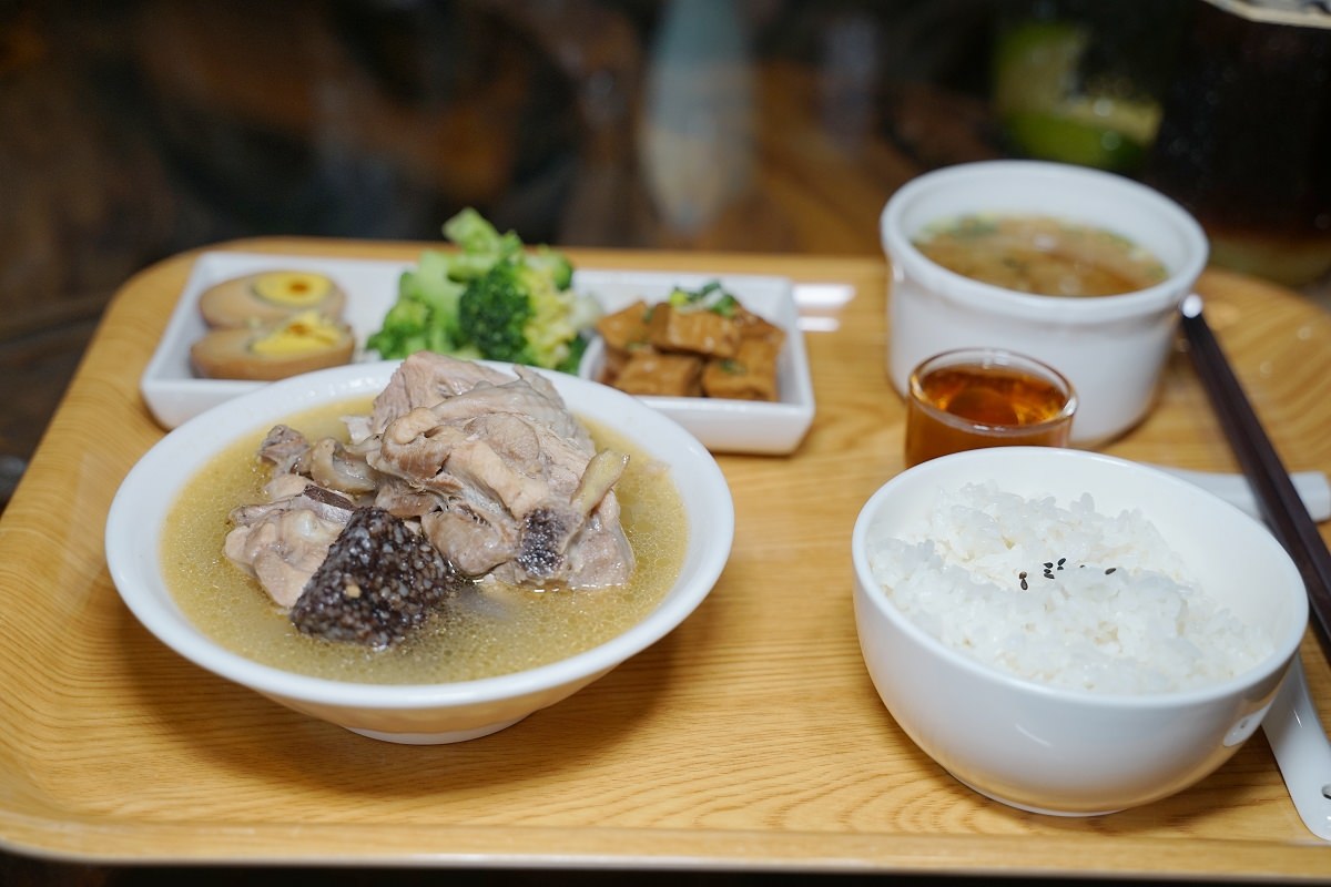 【南投八卦路美食推薦】南投139縣道清河堂三合院古厝咖啡廳 美味必點招牌麻油雞 老議長咖啡