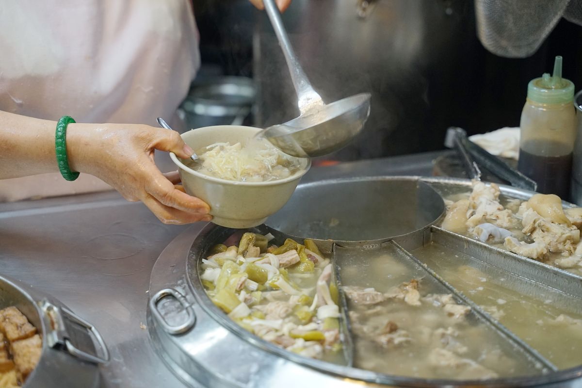 【基隆廟口夜市小吃推薦】平價好吃魯肉飯/豬腳湯 基隆夜市第7攤 阿媽的滷肉飯