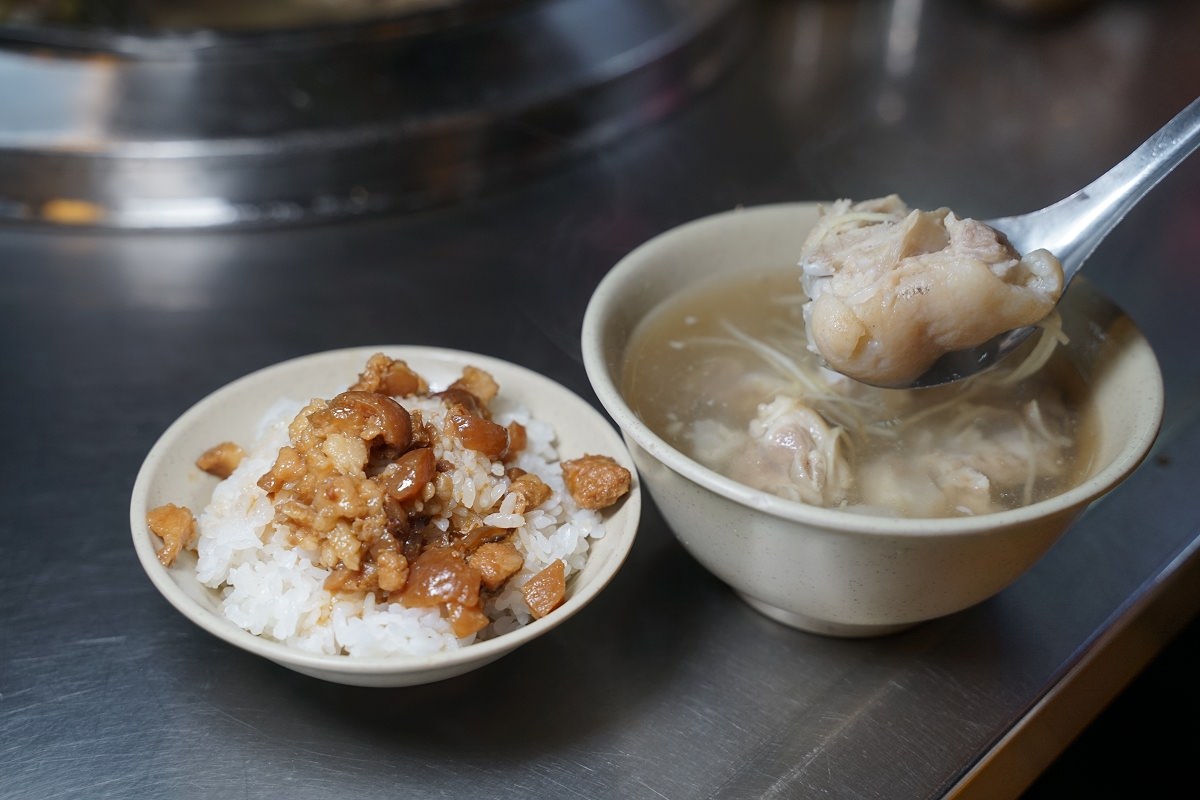 【基隆廟口夜市小吃推薦】平價好吃魯肉飯/豬腳湯 基隆夜市第7攤 阿媽的滷肉飯
