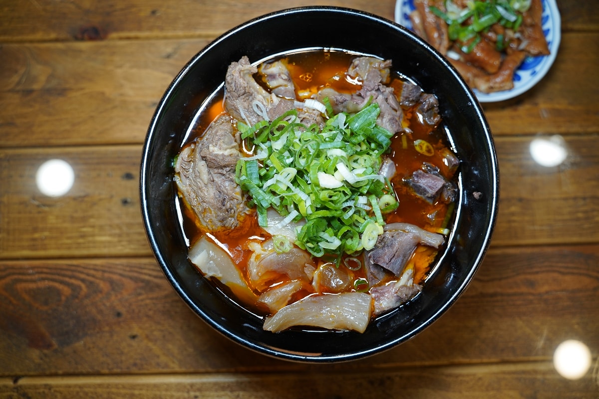 【中壢福州商圈美食推薦】全桃最浮誇霸王牛肉麵 一麵兩吃好吃更加分 清牛堂清燉牛肉麵中壢店