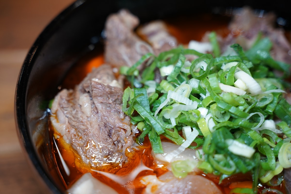 【中壢福州商圈美食推薦】全桃最浮誇霸王牛肉麵 一麵兩吃好吃更加分 清牛堂清燉牛肉麵中壢店