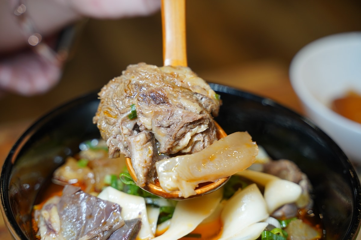 【中壢福州商圈美食推薦】全桃最浮誇霸王牛肉麵 一麵兩吃好吃更加分 清牛堂清燉牛肉麵中壢店