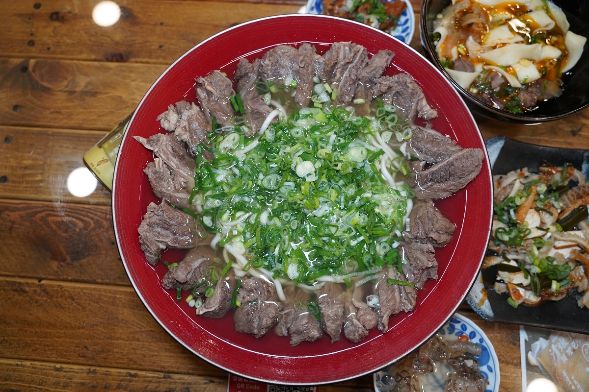 【中壢福州商圈美食推薦】全桃最浮誇霸王牛肉麵 一麵兩吃好吃更加分 清牛堂清燉牛肉麵中壢店
