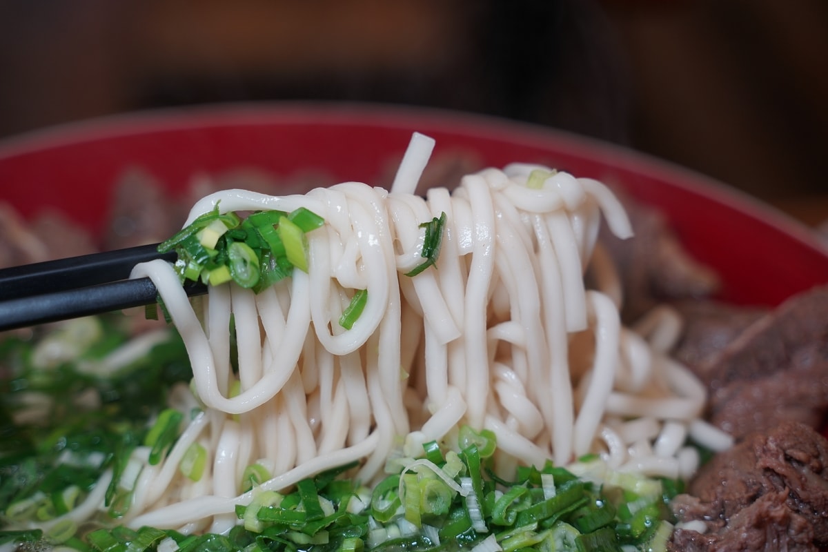 【中壢福州商圈美食推薦】全桃最浮誇霸王牛肉麵 一麵兩吃好吃更加分 清牛堂清燉牛肉麵中壢店