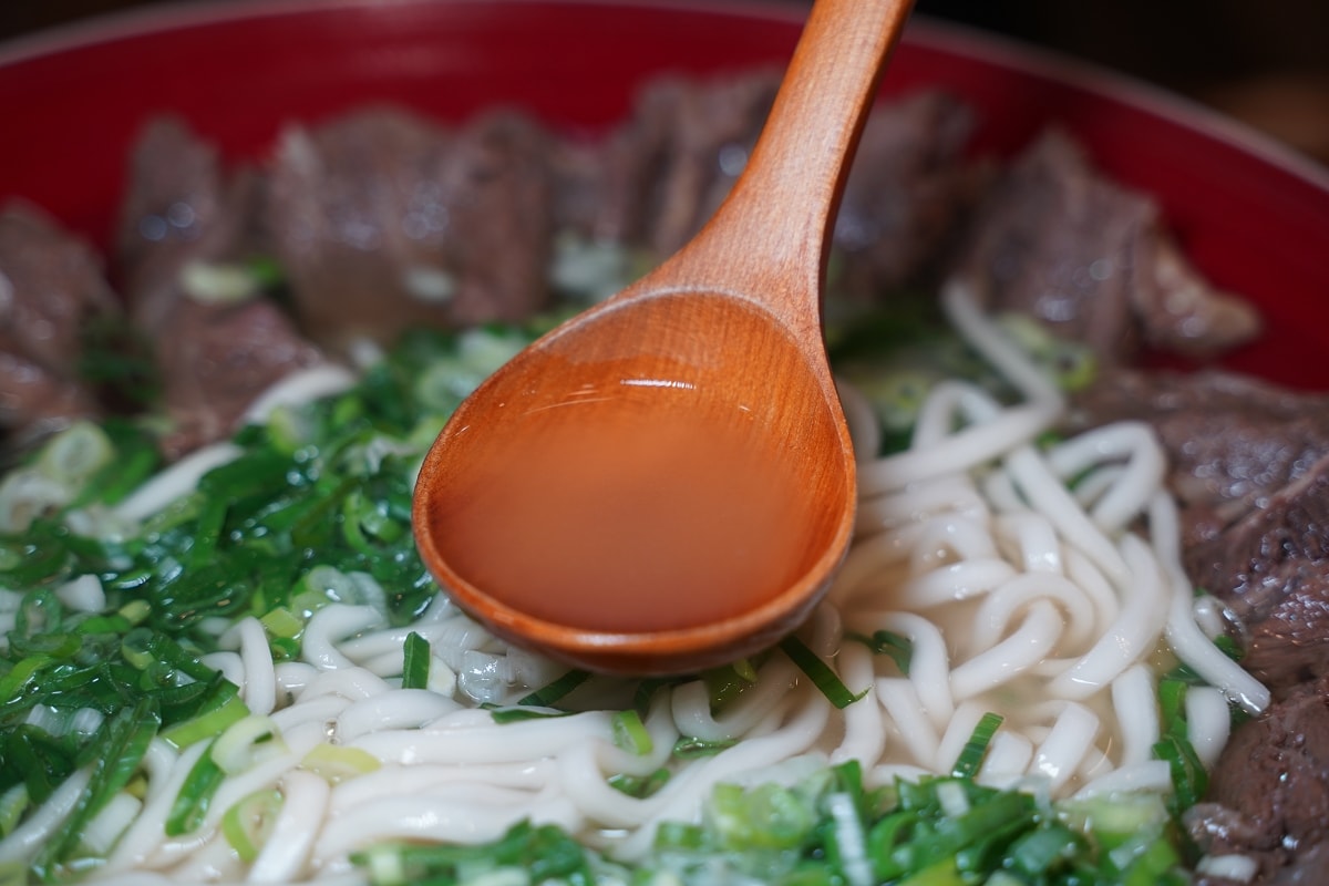 【中壢福州商圈美食推薦】全桃最浮誇霸王牛肉麵 一麵兩吃好吃更加分 清牛堂清燉牛肉麵中壢店