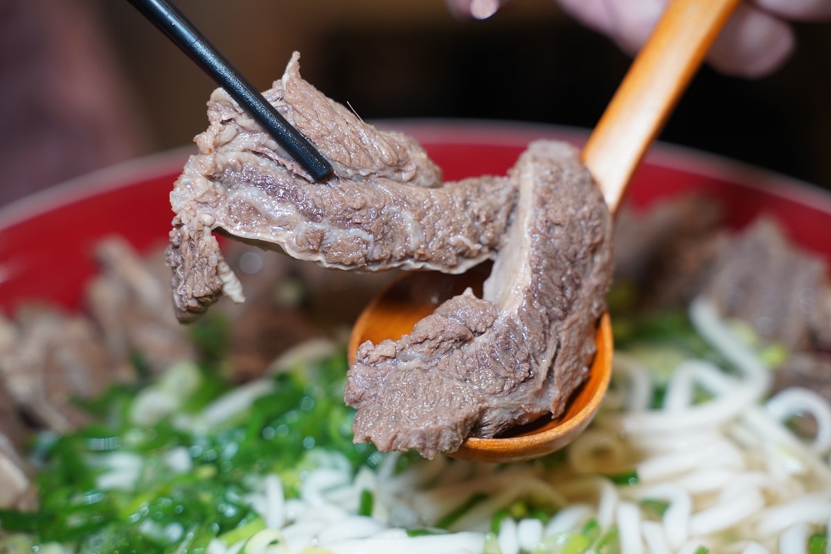 【中壢福州商圈美食推薦】全桃最浮誇霸王牛肉麵 一麵兩吃好吃更加分 清牛堂清燉牛肉麵中壢店