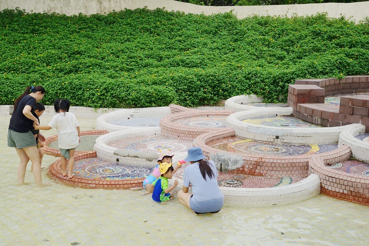 【桃園龍潭玩水公園推薦】超大兒童戲水池 貼心室內更衣室 龍潭運動公園戲水區